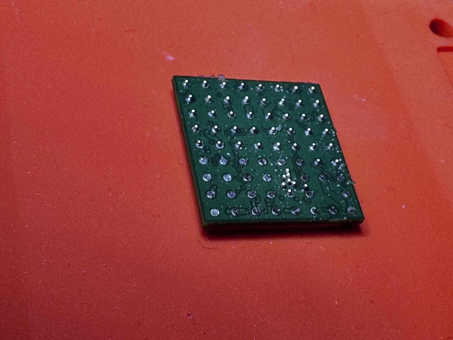 Electronic chip with a freshly prepared solder ball array